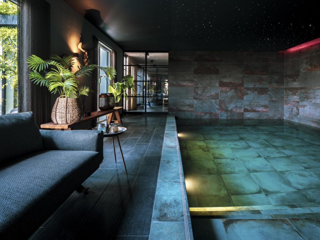 Binnenbad vol textuur met sterrenhemel